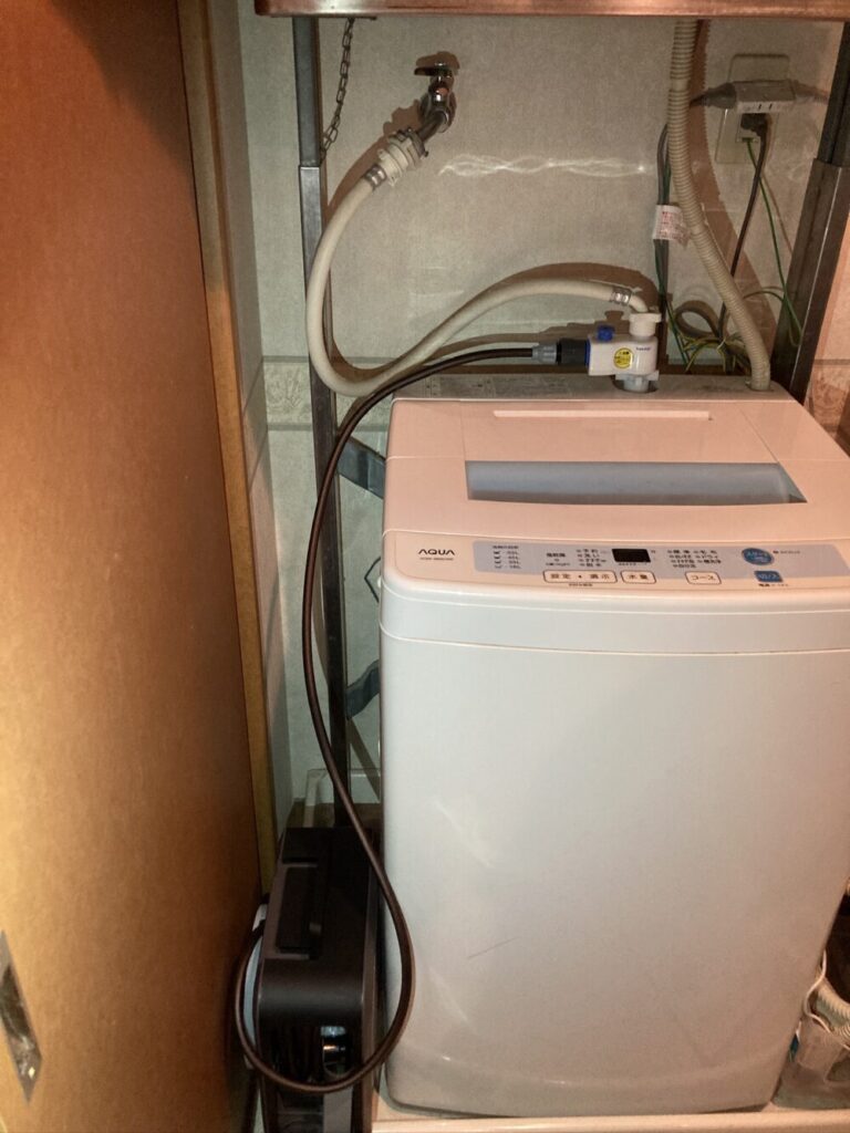 ホースを洗濯機横に収納している